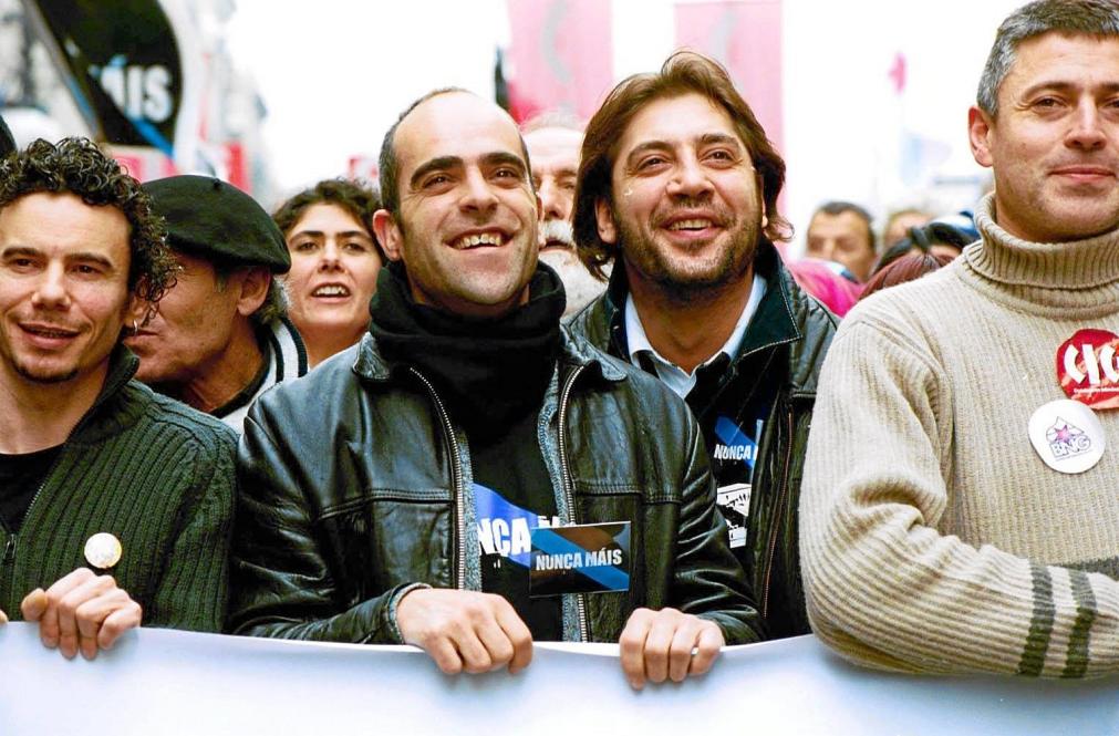 Famosos protestando contra el desastre de Zaldivar
